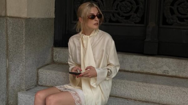 Τοκόσμημα που δείχνει το σύνολο ακριβό φοράει κορίτσι στο street style