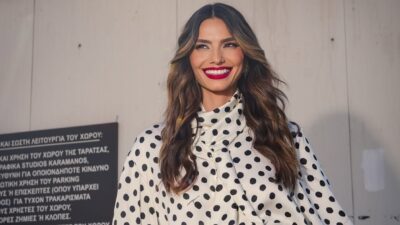 Η Ηλιάνα Παπαγεωργίου με πουά πουκάμισο