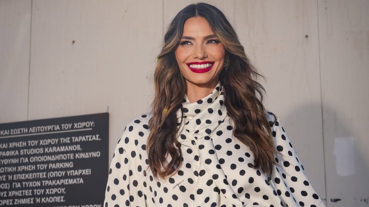 Η Ηλιάνα Παπαγεωργίου με πουά πουκάμισο