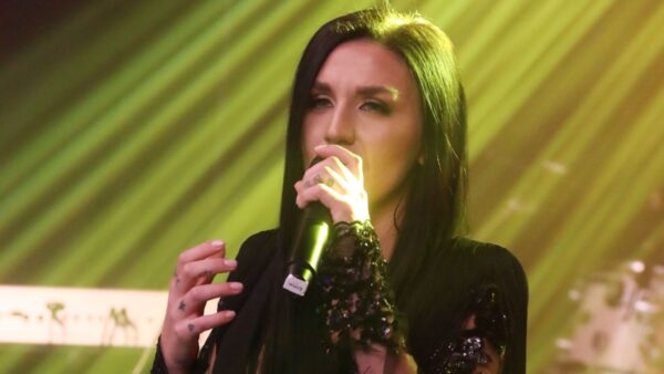 Η Ιουλία Καλλιμάνη τραγουδάει στη σκηνή