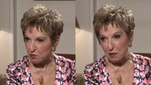 Η Ιωάννα Μάνδρου κάθεται σε καναπέ