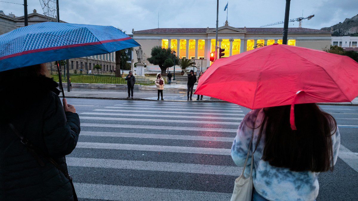 Άνθρωποι με ομπρέλες στην βροχή