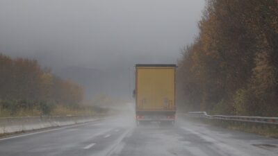 Ένα φορτηγό στον βροχερό δρόμο