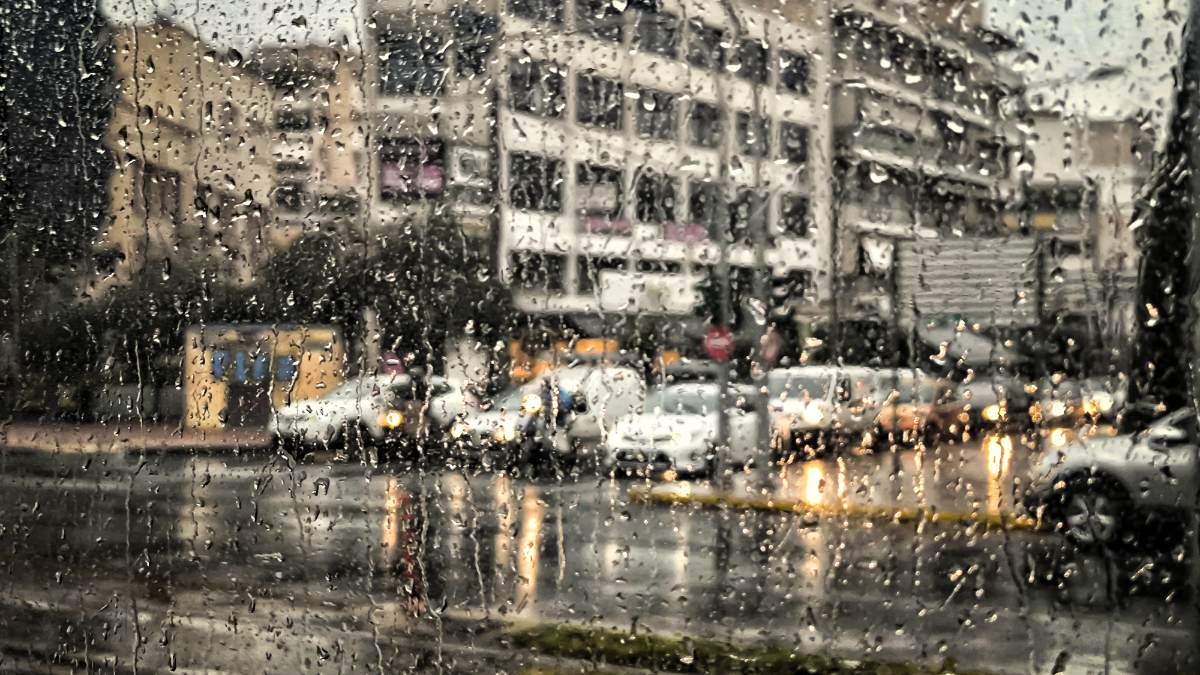 Βροχή στον δρόμο