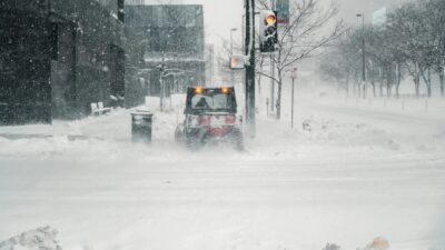 Χιονισμένος δρόμος και ένα εκχιονιστικό