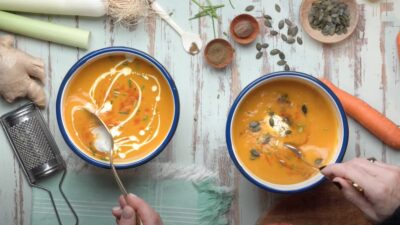 Δύο μπολ με καροτόσουπα βελουτέ