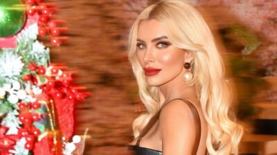 Με total black look η Κατερίνα Καινούργιου δίπλα στο δέντρο