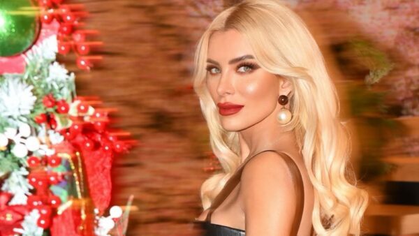 Με total black look η Κατερίνα Καινούργιου δίπλα στο δέντρο