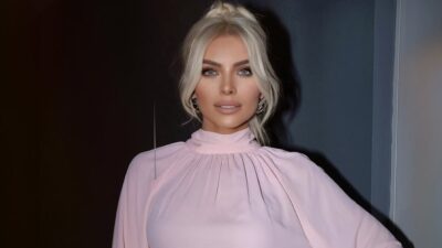 Η Κατερίνα Καινούργιου με ροζ μπλούζα