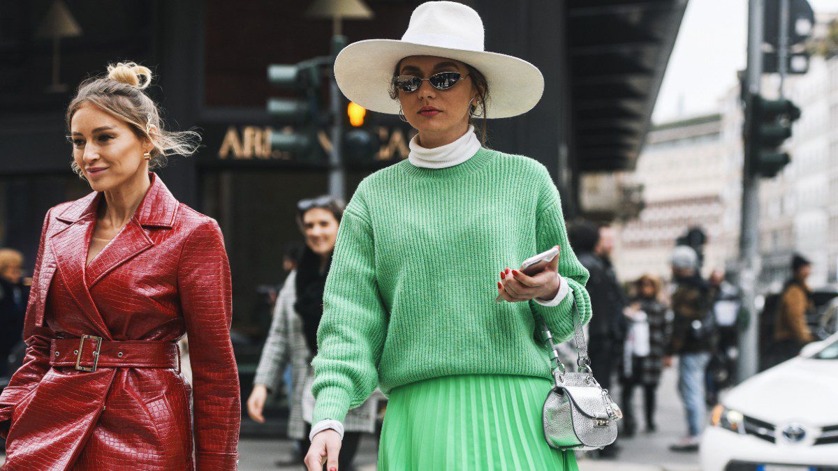 Πουλόβερ φορεμένο διαφορετικά στο street style
