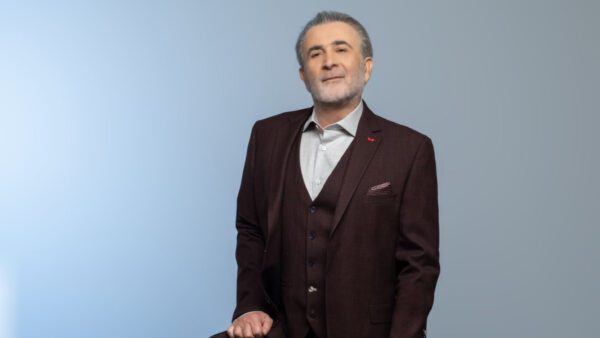 Ο Λάκης Λαζόπουλοςς ποζάρει στον φωτογραφικό φακό