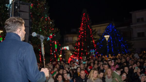 Ο Λούκα Γιώρκαστη φωταγώγηση του δέντρου