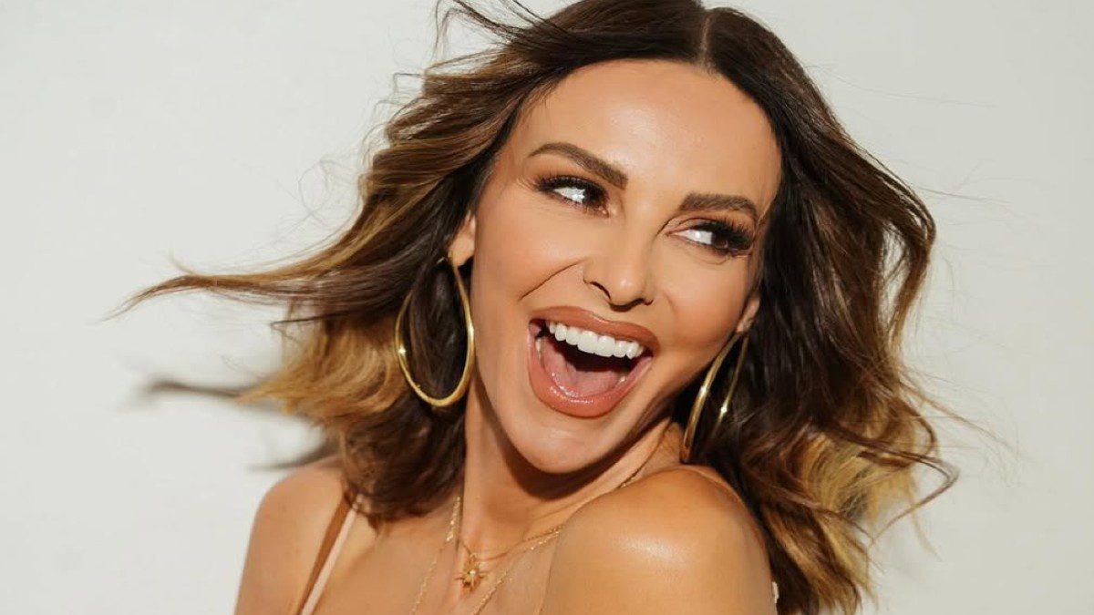 Η Μπέτυ Μαγγίρα χαμογελά στον φακό