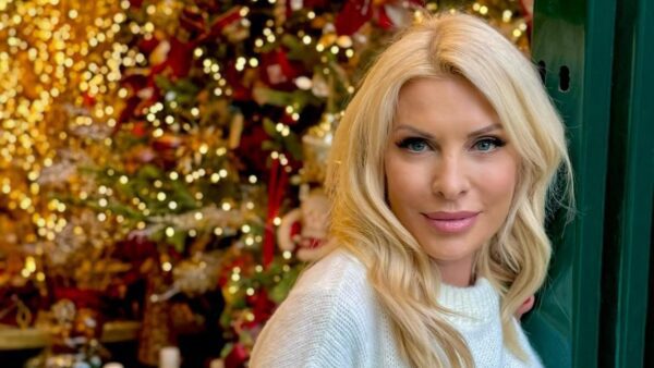 Η Ελένη Μενεγάκη μπροστά από το χριστουγεννιάτικο δέντρο της