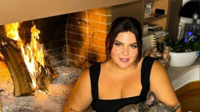 Η Δανάη Μπάρκα μπροστά στο τζάκι της