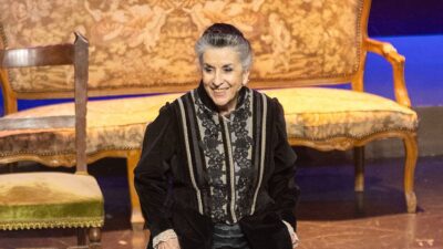 Η Νένα Μέντη στο θέατρο.