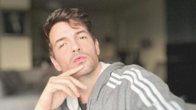 Ο Νίνο με γκρι ζακέτα στο σπίτι του