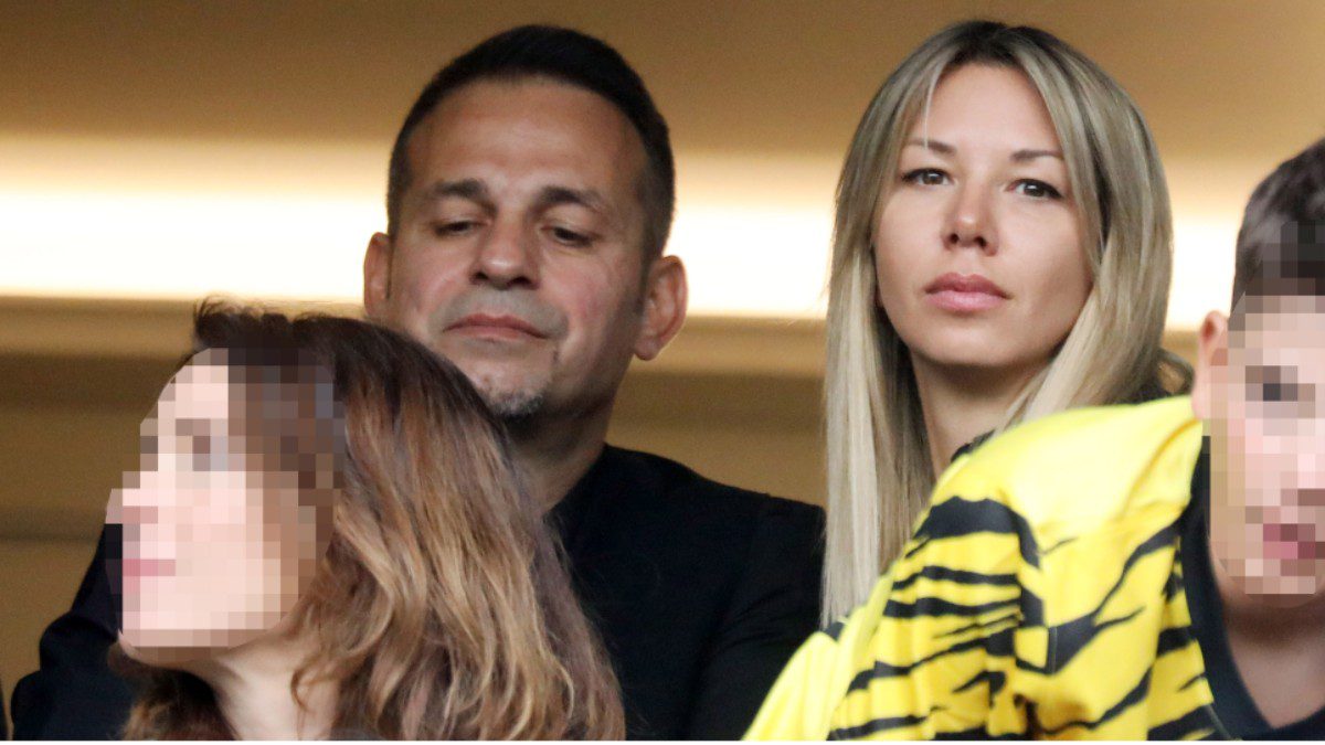 Ο Ντέμης Νικολαΐδης μαζί με την Αλεξάνδρα Νικολαΐδου στο γήπεδο της ΑΕΚ