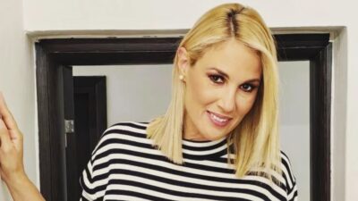 Η Ντόρα Κουτροκόη ποζάρει για φωτογραφία