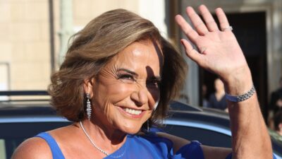 Η Ντόρα Μπακογιάννη με μπλε μπλούζα σε έξοδό της