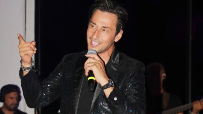 Ο Πάνος Καλίδης στο νυχτερινό κέντρο που τραγουδά