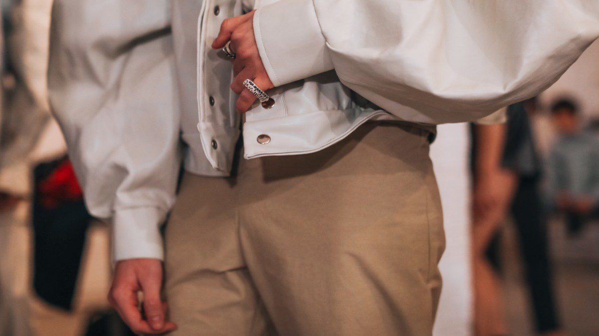 Χρώμα της χρονιάς από την Pantone φοράει μοντέλο