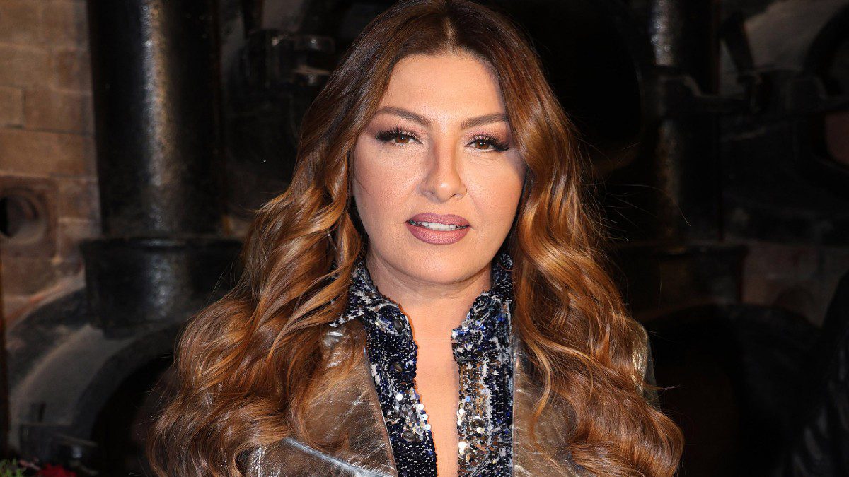 Η Έλενα Παπαρίζου με glam εμφάνιση