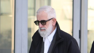 Ο Πέτρος Φιλιππίδης έξω από το δικαστήριο