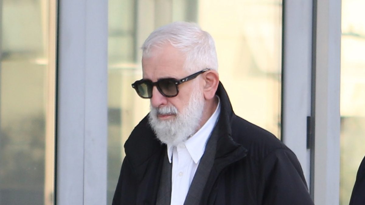 Ο Πέτρος Φιλιππίδης έξω από το δικαστήριο