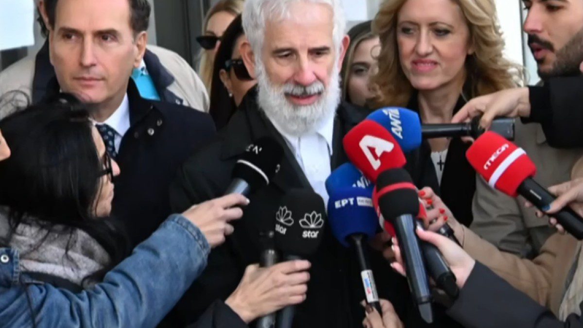 Ο Πέτρος Φιλιππίδης έξω από τα δικαστήρια