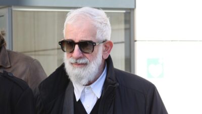 Ο Πέτρος Φιλιππίδης έξω από το Εφετείο.