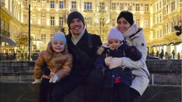 O Λευτέρης Πετρούνιας & η Βασιλική Μιλλούση με τα παιδιά τους