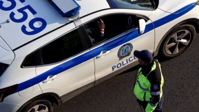 Περιπολικό και αστυνομικός.