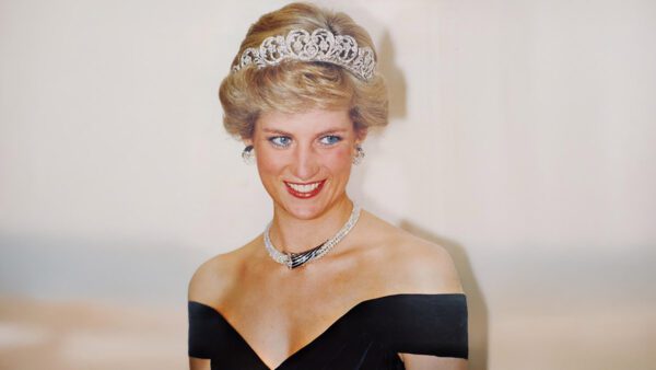 Η πολύτιμη τιάρα κοσμεί τα μαλλιά της Νταϊάνας
