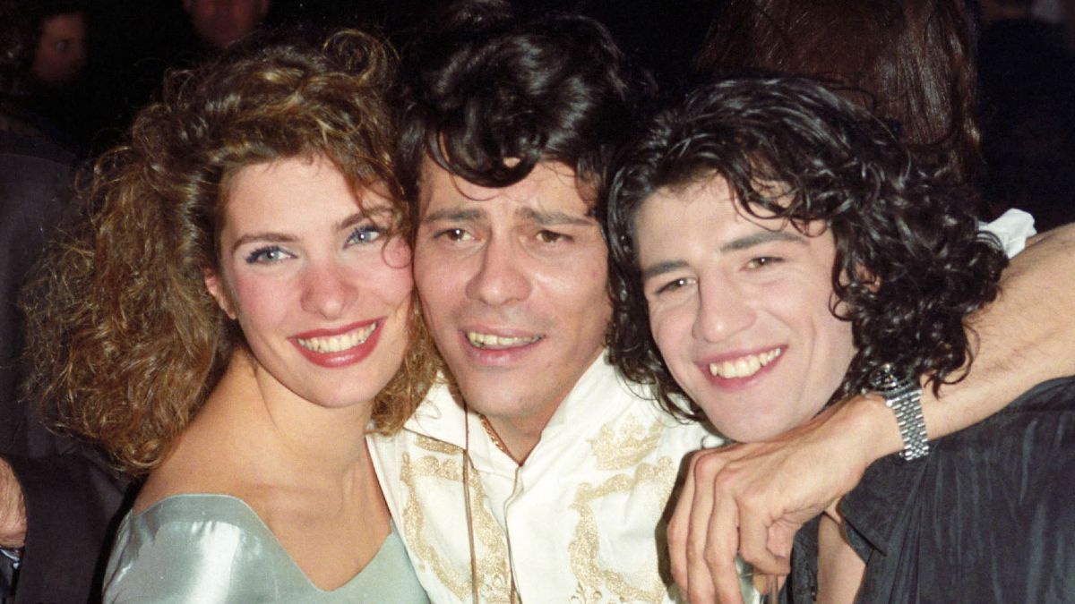 Ο Ηλίας Ψινάκης ο Σάκης Ρουβάς και η Ελένη Μενεγάκη σε παλιά έξοδό τους