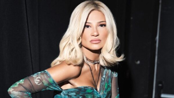 Η Φαίη Σκορδά με πράσινο σύνολο