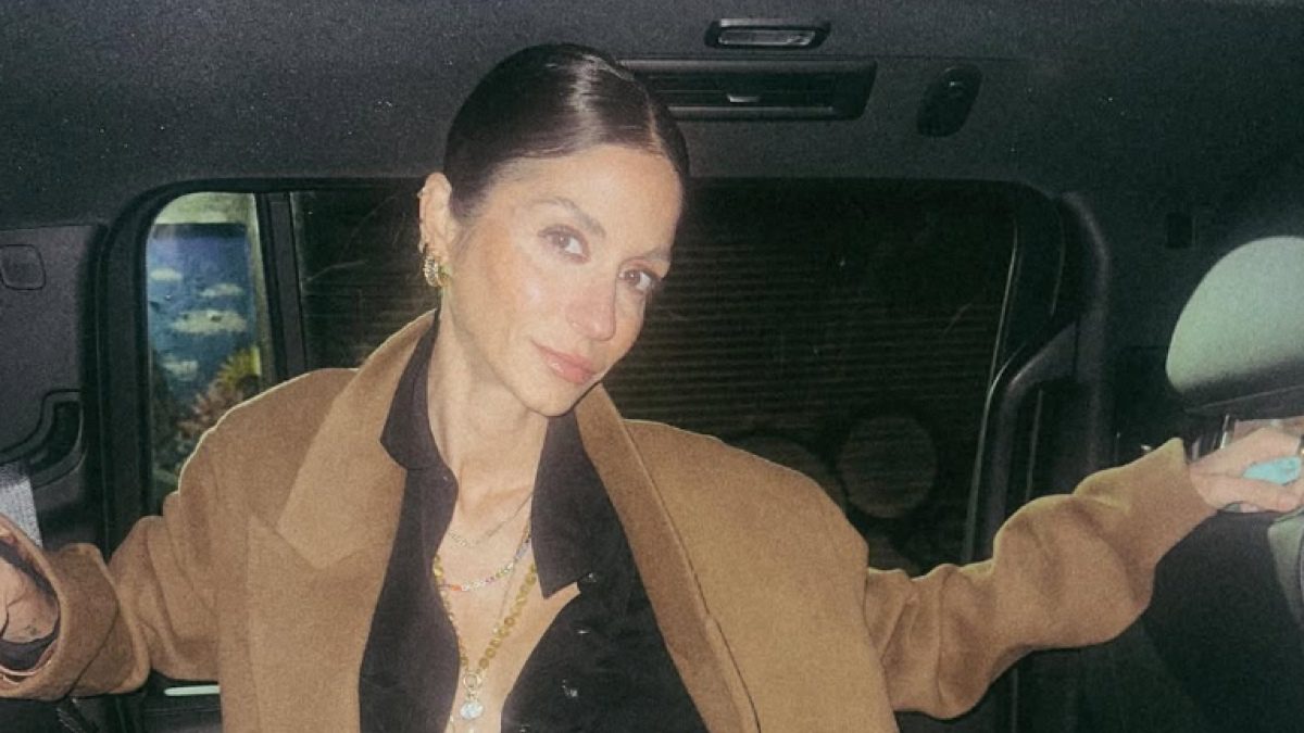 Η Σοφία Καρβέλα μέσα σε αυτοκίνητο