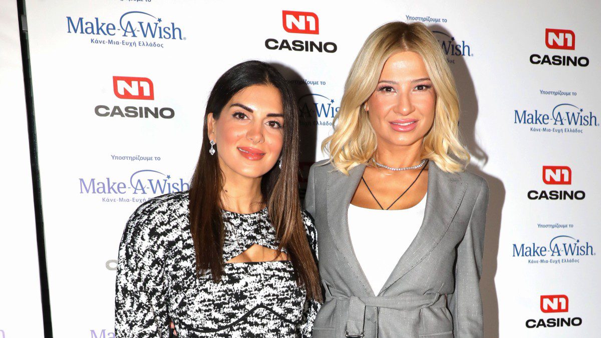 Η Φαίη Σκορδά και η Σταματίνα Τσιμτσιλή στη Γλυφάδα.