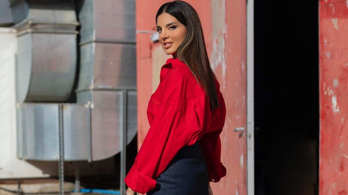 Η Σταματίνα Τσιμτσιλή με κόκκινο πουκάμισο