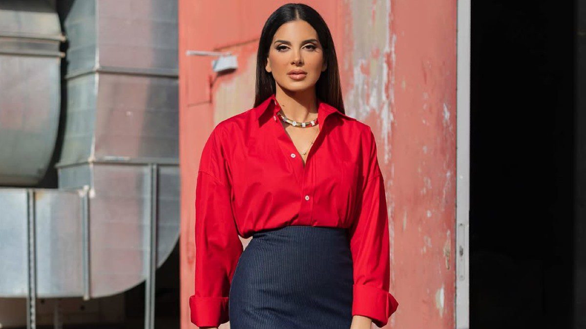 Η Σταματίνα Τσιμτσιλή ποζάρει με κόκκινο πουκάμισο