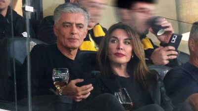 Η Τατιάνα Στεφανίδου και ο Νίκος Ευαγγελάτος στο γήπεδο
