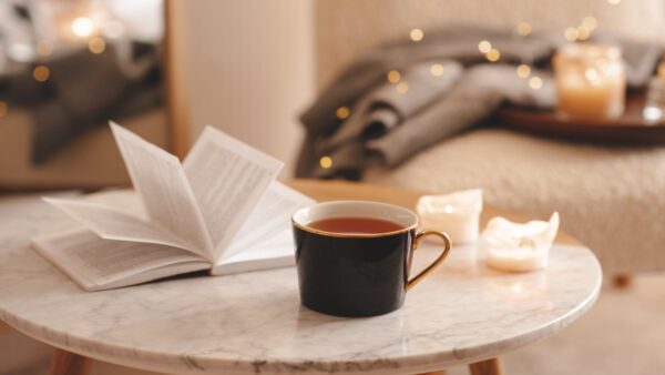 Το τσάι της γιαγιάς πάνω στο τραπέζι