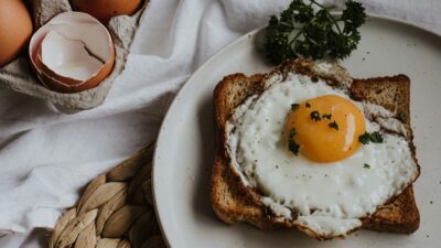Τηγανητό αυγό πάνω σε φέτα ψωμιού