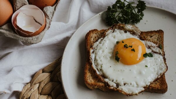 Τηγανητό αυγό πάνω σε φέτα ψωμιού