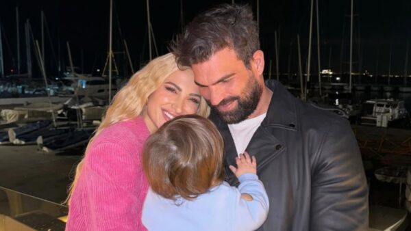 Η Ιωάννα Τούνη αγκαλιά με τον Δημήτρη Αλεξάνδρου και τον γιο τους