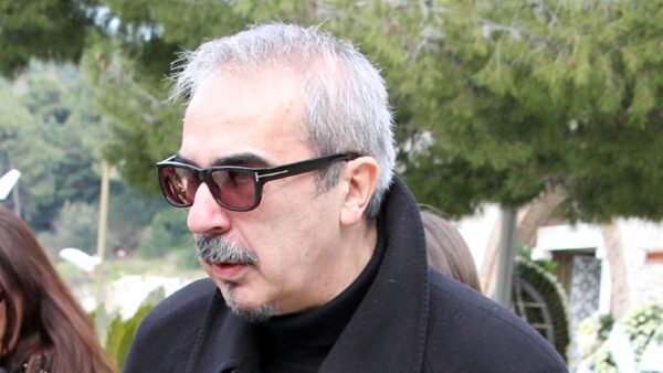 Ο Βαγγέλης Περρής στα μαύρα με γυαλιά ηλίου