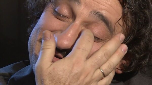 Ο Βασίλης Χαραλαμπόπουλος την ώρα που σκουπίζει τα δάκρυά του