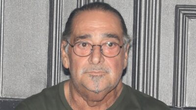 Ο Βασίλης Καρράς σε μαγαζί πριν τον θάνατό του