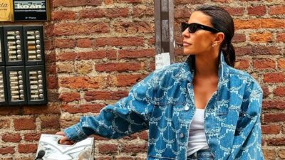 Η Μαρίνα Βερνίκου με total denim look σε ταξίδι