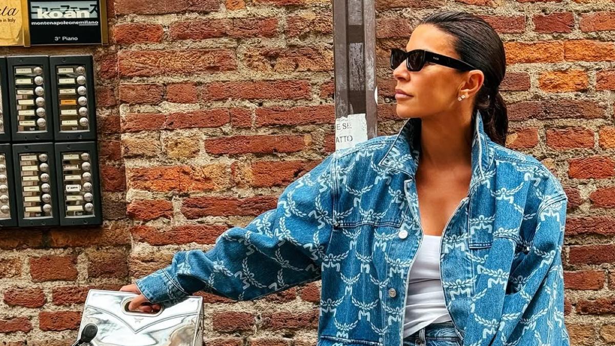 Η Μαρίνα Βερνίκου με total denim look σε ταξίδι